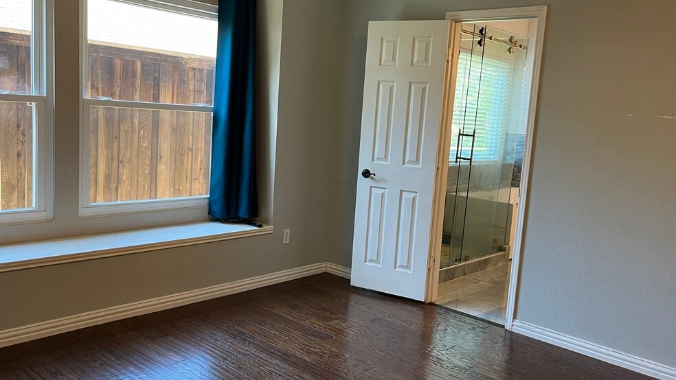 Building Photo - 1324 Hillcrest Dr