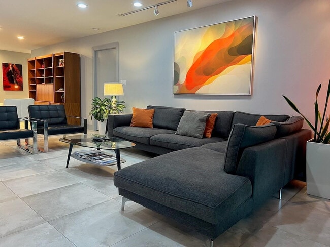 Building Photo - 4021 N Cypress Dr