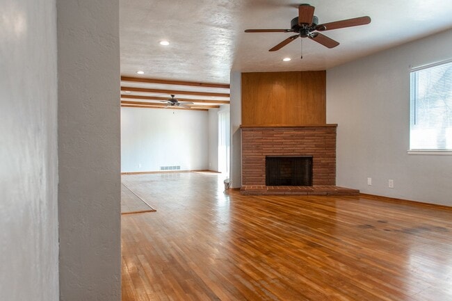Building Photo - 3 bedroom 2 bath renovated home with swimm...