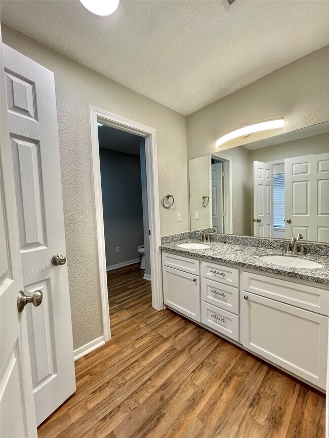 Building Photo - 809 Manor Dr