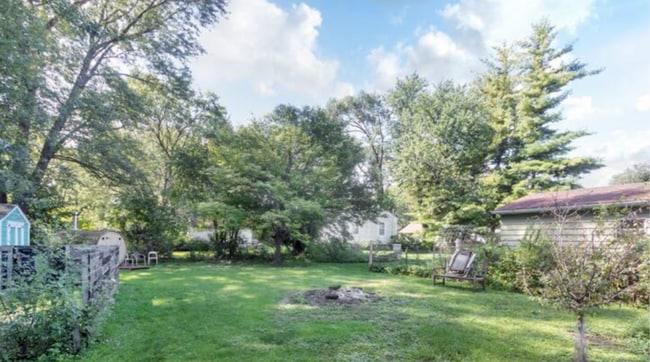 Building Photo - 3 BR eastside single family home. Fenced in yard. Fully furnished. Flexible leases.