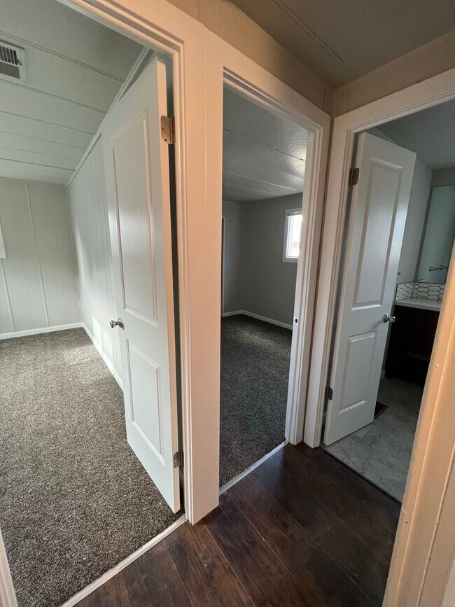 Building Photo - 2 bedroom 1 bathroom with  bonus room located in the Avenues