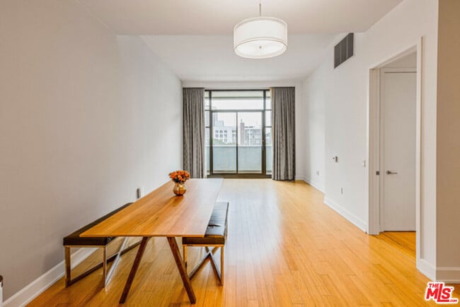 Building Photo - 3223 W 6th St