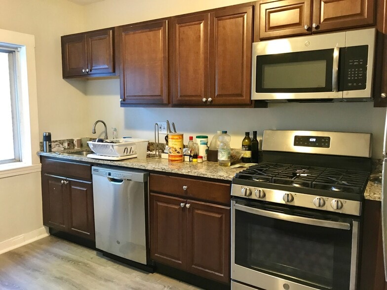 Building Photo - 76 Linden St