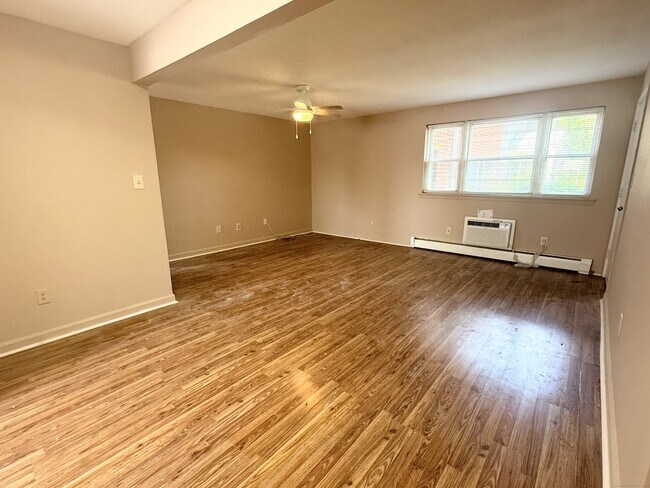 Building Photo - 10 Colonial Dr