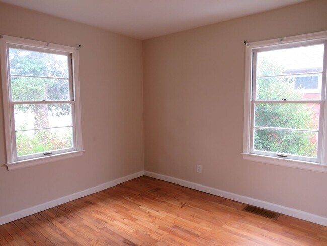 Building Photo - 3 Bedroom / 1.5 Bathroom Home in Convenien...