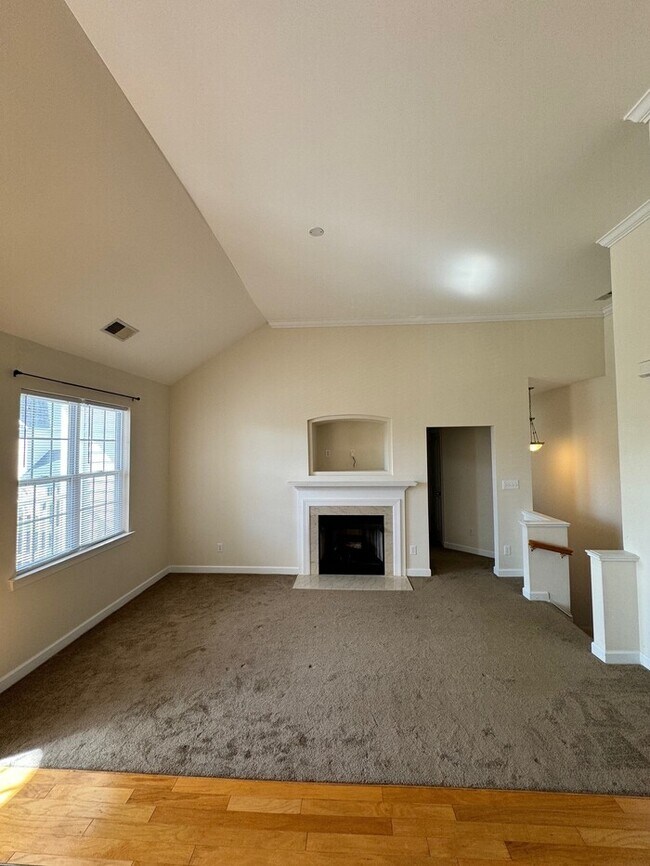 Building Photo - Move-in ready 2-bedroom, 2-bath end-unit t...