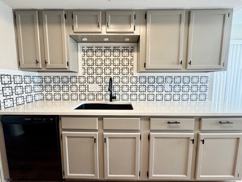 Building Photo - 30 Casa Verde