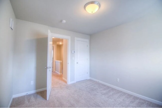 Building Photo - 607 NE 92nd Ave