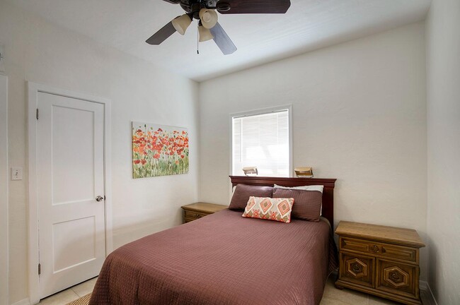 Building Photo - 502 W Roma Ave