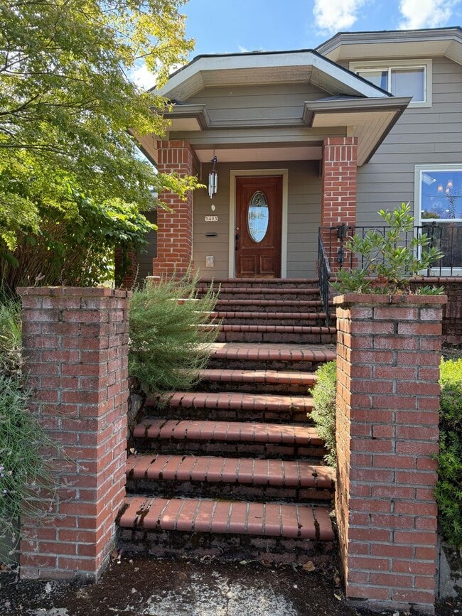 Building Photo - Unique, spacious 4-bdrm/3-bath Craftsman w...