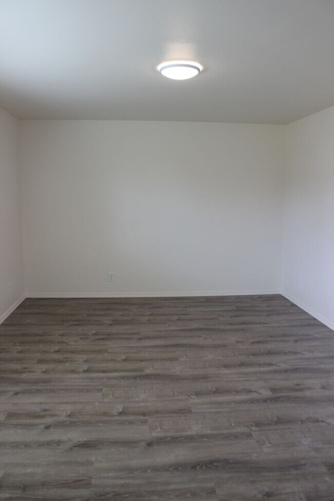 Building Photo - 3 bed single level home in SE Hillsboro