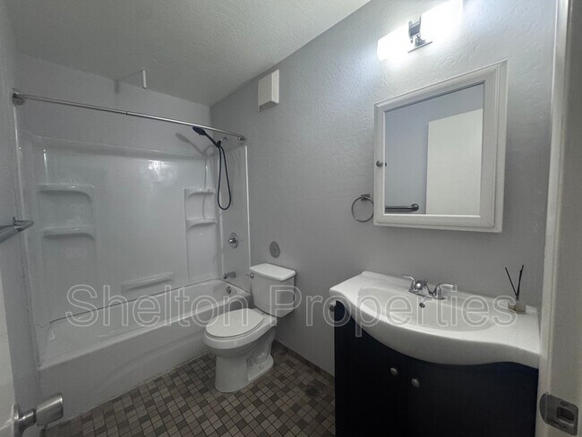 Building Photo - 2121 W Hayward Ave