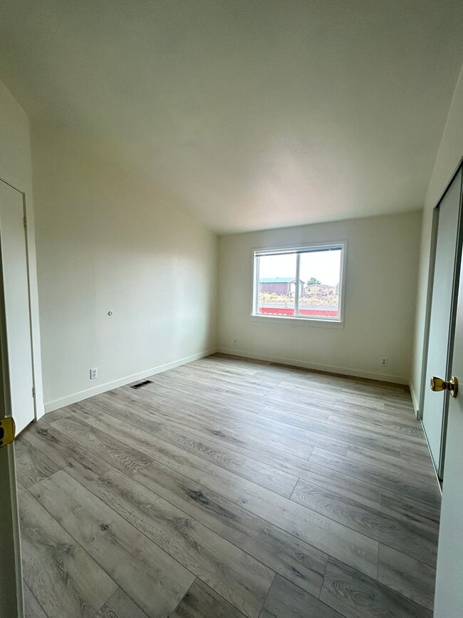 Building Photo - Home with Shop