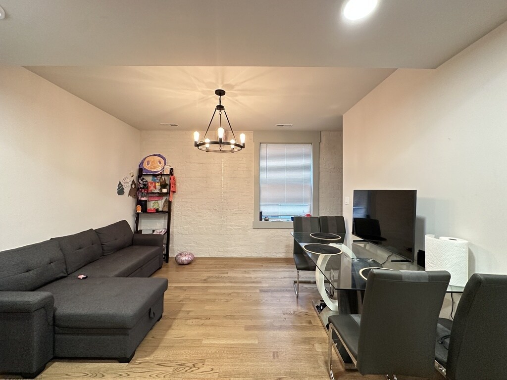 Building Photo - 2341 W Walton St