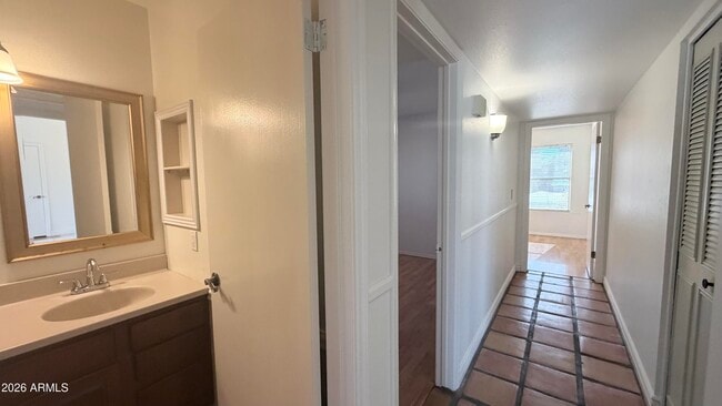 Building Photo - 4844 E Sunrise Dr