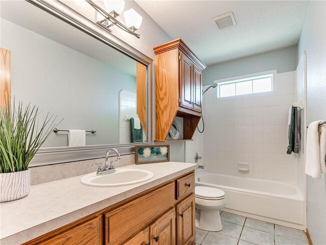 Building Photo - Beautiful 3 Bedroom 2 Bath Home In Choctaw!!!