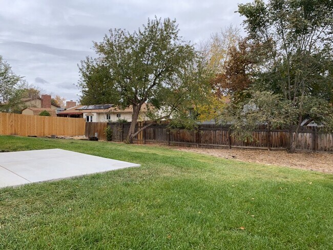 Building Photo - Spacious West-Side Tri-Level Home