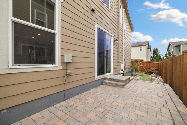 Building Photo - Outstanding Townhome W/ Large 3 Bed- 2.5 Bath and 2-Car Garage!