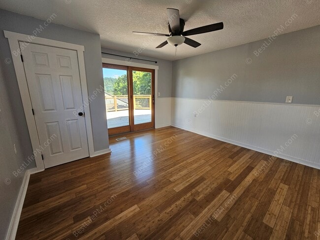 Building Photo - 408 SE Kibling St