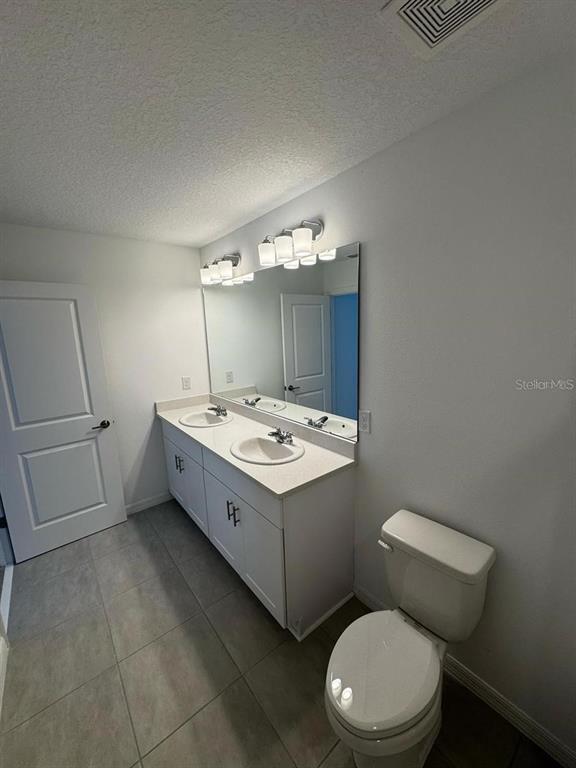 Building Photo - 2480 Penguin Blvd