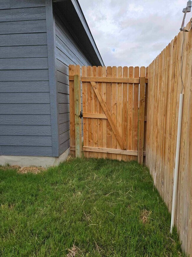 Building Photo - Welcome to Your Home in the Desirable Vida Subdivision!