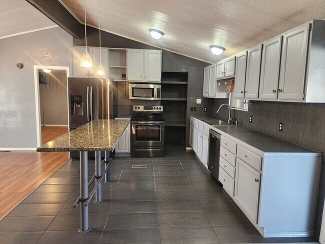 Building Photo - Beautiful 3 Bedroom with additonal 4th bedroom! Larg fenced front & backyard!!