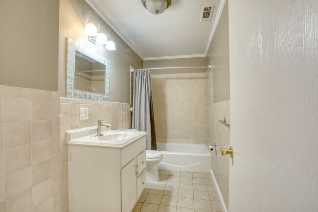 Building Photo - Lovely 2 bed 1.5 bat Condo is quiet Stamford Neighborhood