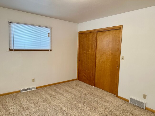 Building Photo - 3 Bedroom 2.5 Bath - South Fargo