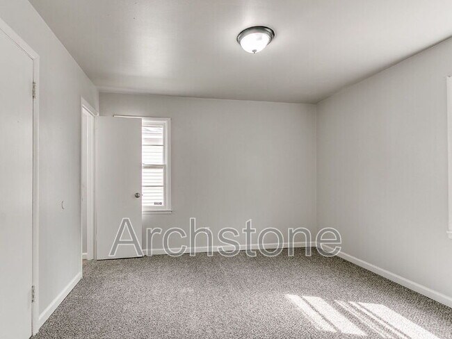 Building Photo - 2312 Mustang St