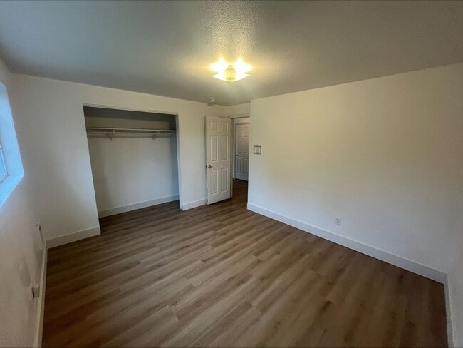 Building Photo - Charming home in a great neighborhood