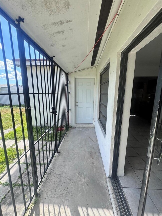 Building Photo - 2715 SW 119th Ct