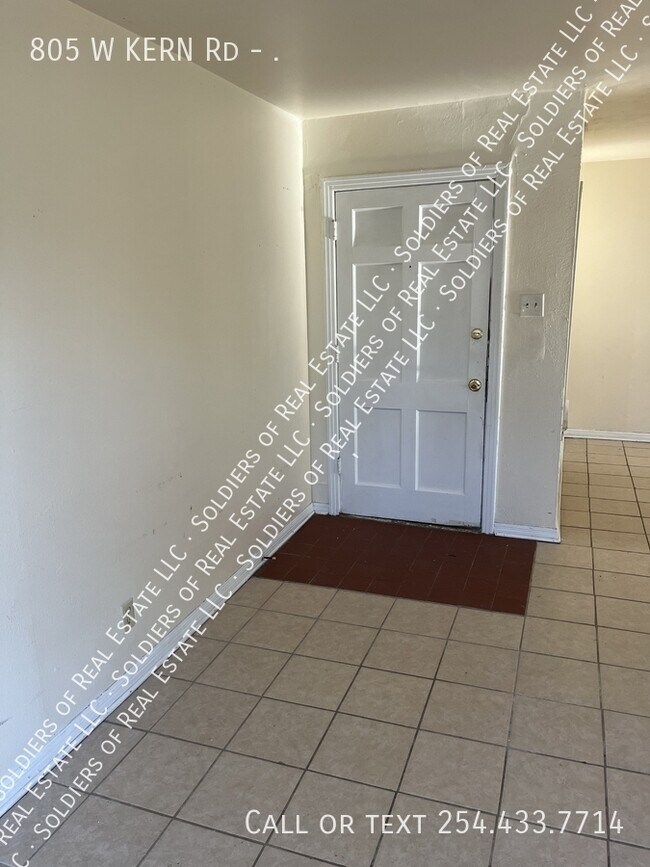 Building Photo - 805 W Kern Rd