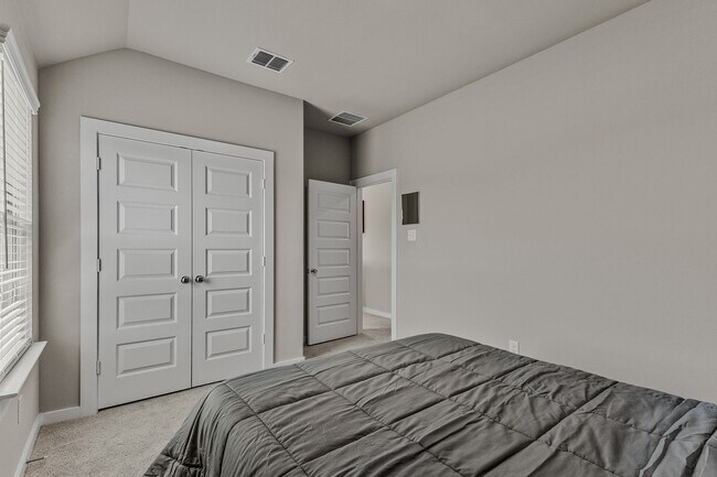 Building Photo - 706 Melody Hl Dr