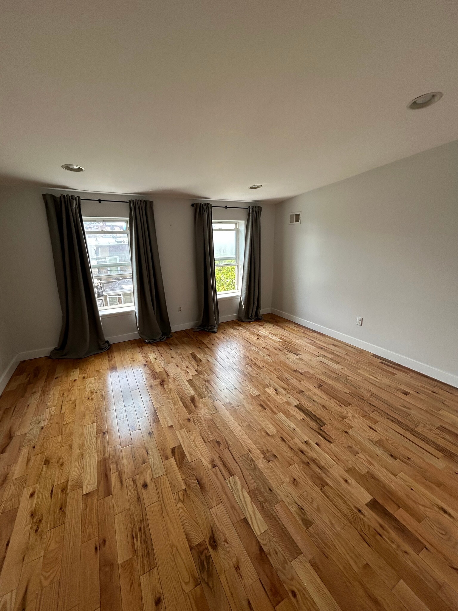 Building Photo - 2027 E Sergeant St