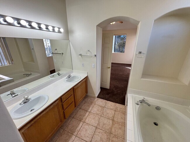 Building Photo - Gorgeous 3BED / 2.5 BATH home located in the gated community of Peccole Ranch!