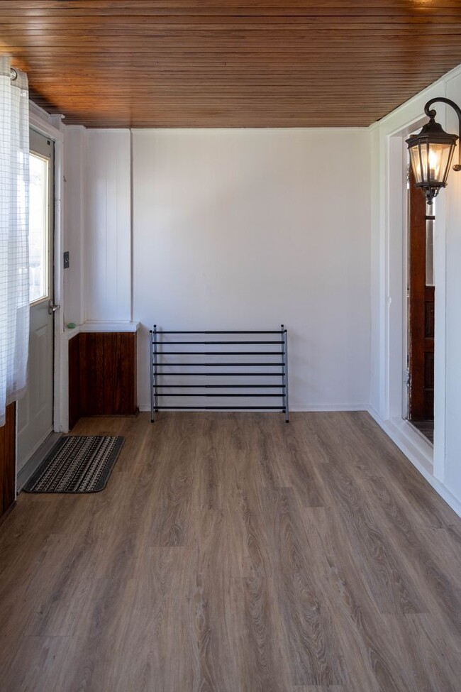 Building Photo - Charming 3 bedroom