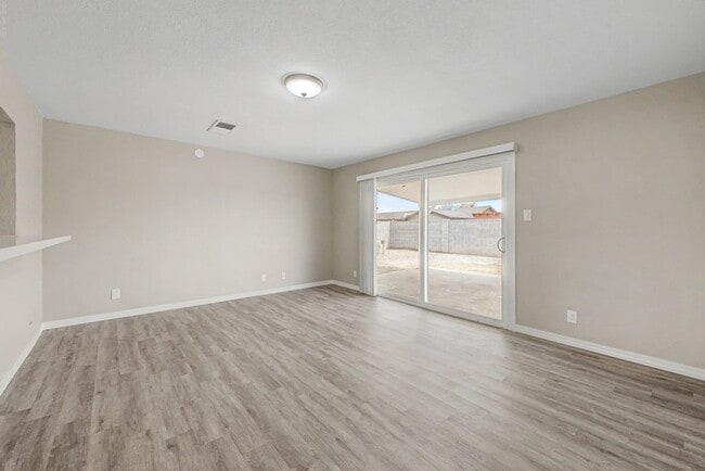 Building Photo - Single Family