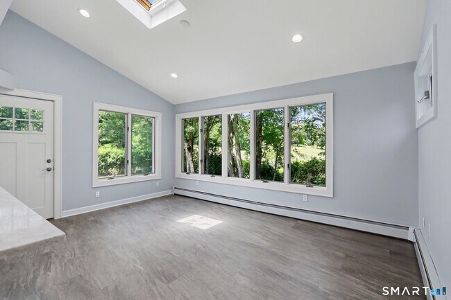 Building Photo - 145 Casmir Dr