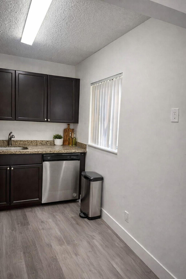 Building Photo - 1120 Meadows Cir