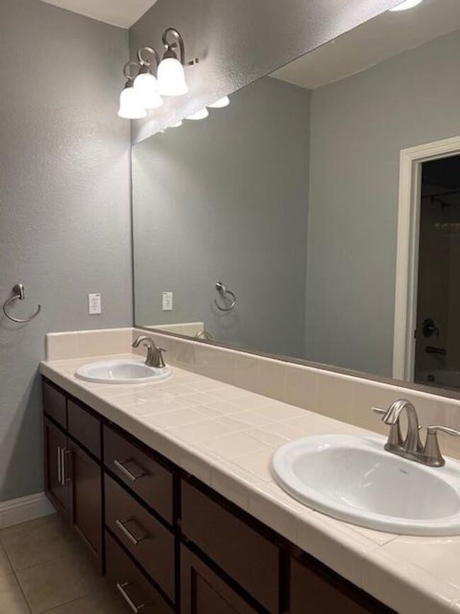 Building Photo - STUNNING & SPACIOUS 4 BEDROOM IN W. ROSEVI...