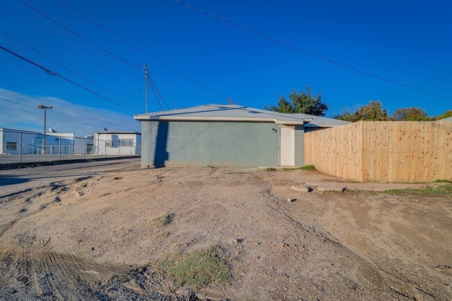 Building Photo - 2 bed 1 bath in Oildale!