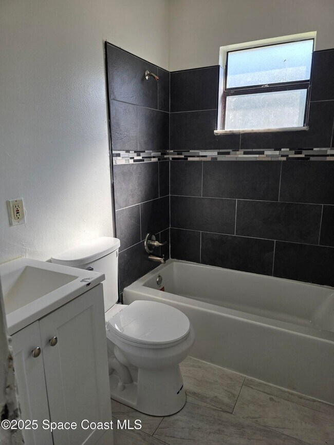 Building Photo - 747 E University Blvd