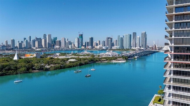 Building Photo - 1000 Venetian Way