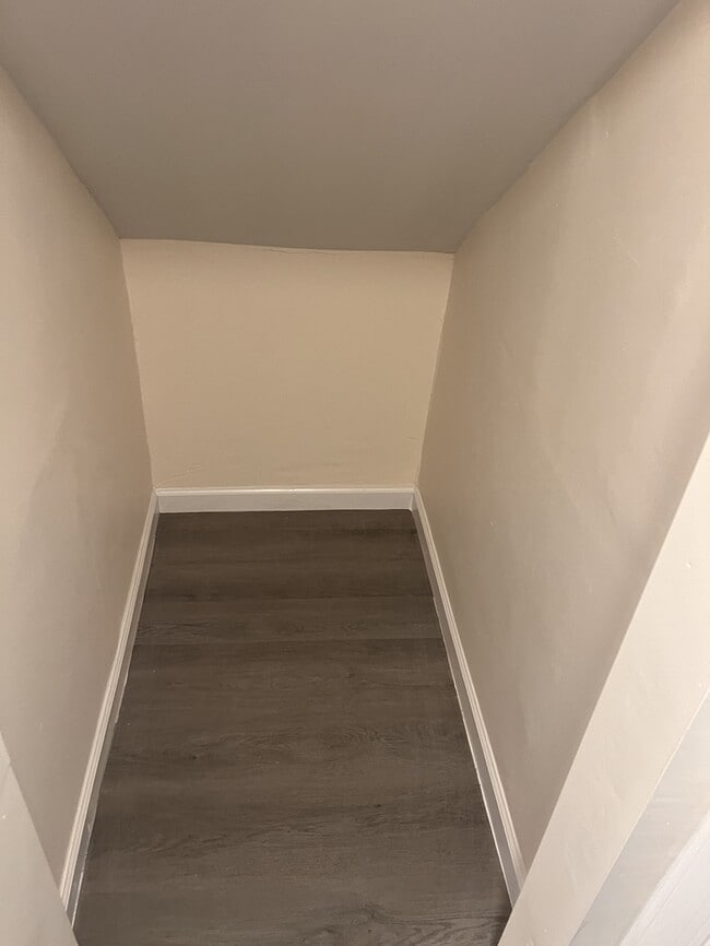 Building Photo - Remodeled 2 bed, 1 bath with laundry