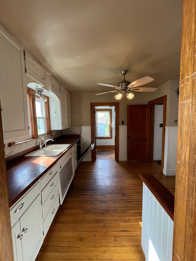 Building Photo - 3BR Home with Large Yard & Extra Storage