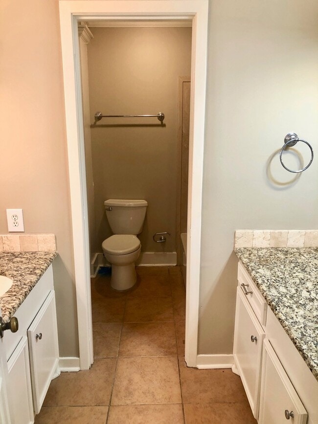 Building Photo - 2 bed, 1.5 bath in Brandon!