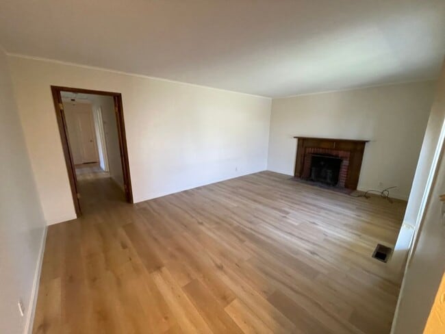 Building Photo - 3BD 1 BA Home in San Carlos with large bac...