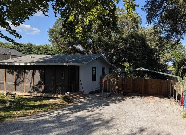 Building Photo - 10801 W Lakeview Dr