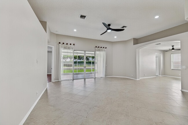 Building Photo - 12325 Cascades Pointe Dr
